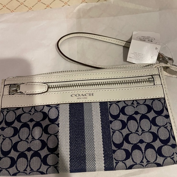 NWT Coach wristlet - Picture 5 of 5